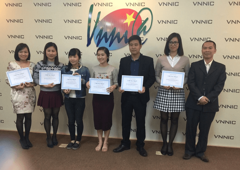 Một số học viên của Nhà đăng ký được đại điện VNNIC trao Chứng nhận đạt tiêu chuẩn nghiệp vụ Nhà đăng ký esc-tham-gia-khoa-dao-tao-tap-huan-nghiep-vu-quan-ly-ten-mien-vn-2