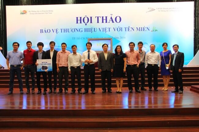 TGĐ.ESC Ông Nguyễn Anh Tuấn (Ngoài cùng bên phải) chụp hình lưu niệm cùng các NĐK khác