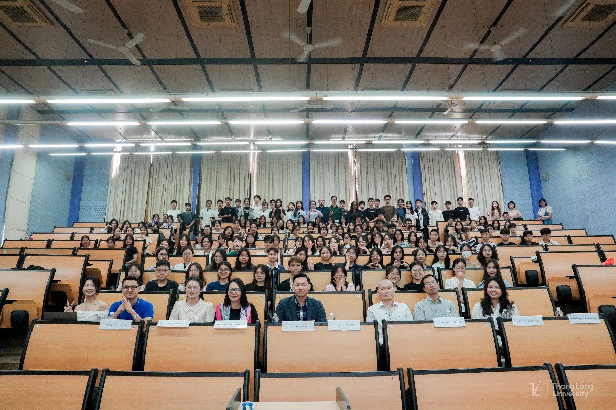 Unitour chuyển đổi số: ESC tham gia hỗ trợ sinh viên trường Đại học Thăng Long hội nhập kinh tế số.